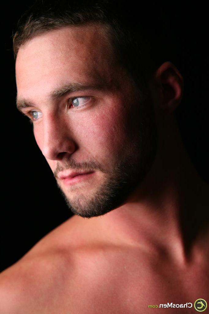 20P Le beau mec Hayden montre son corps nu athlétique et sa bite à sucer