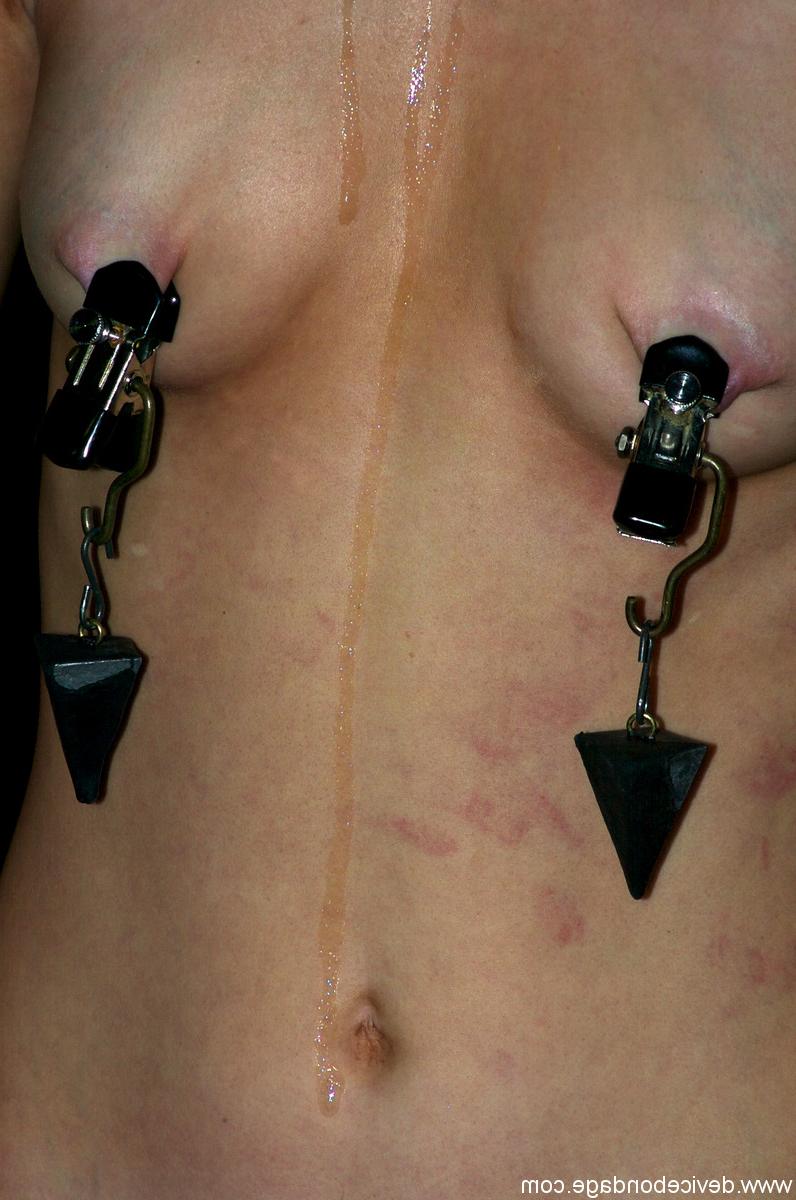 20P Kelly Wells, esclave blonde aux yeux bandés, rase son manchon et se fait serrer les seins.