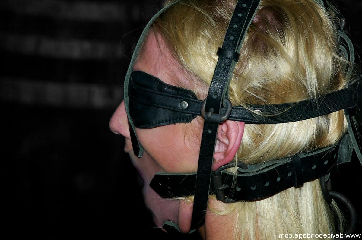 20P Kelly Wells, esclave blonde aux yeux bandés, rase son manchon et se fait serrer les seins.