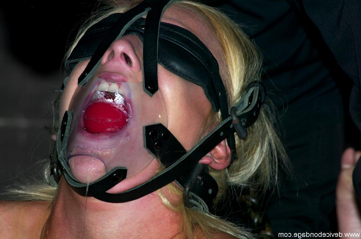 20P Kelly Wells, esclave blonde aux yeux bandés, rase son manchon et se fait serrer les seins.