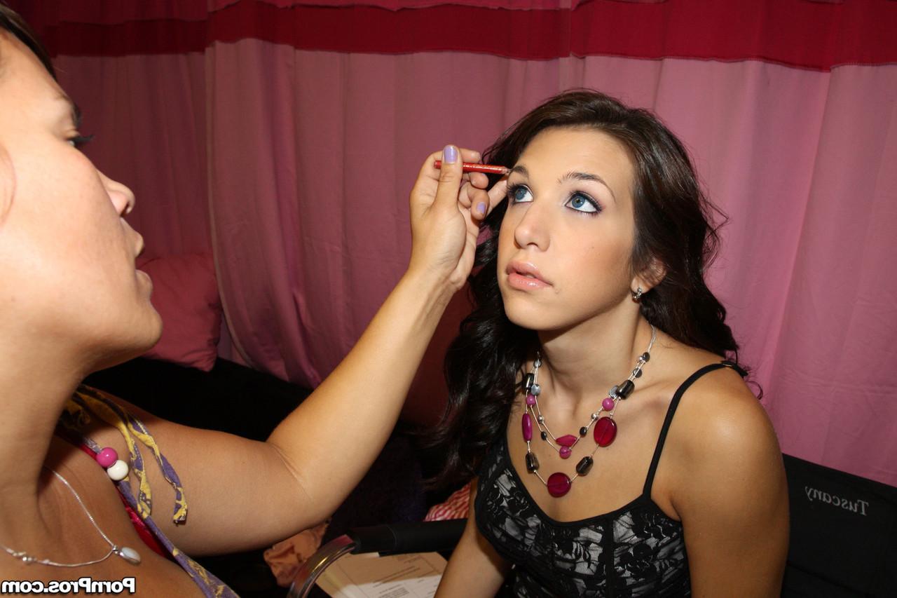 13P Beautiful American model Krystal Benz putting makeup on her pretty face
