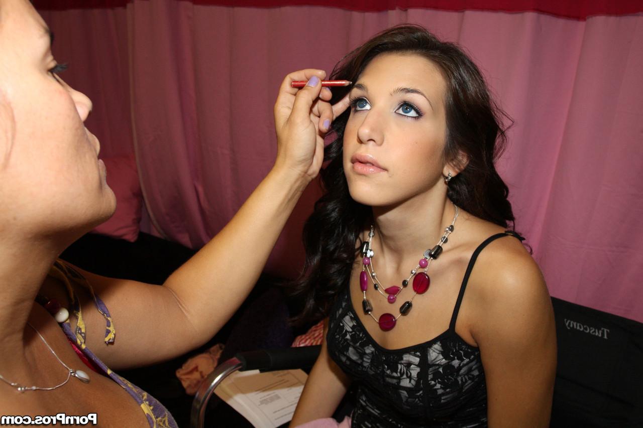 13P Beautiful American model Krystal Benz putting makeup on her pretty face