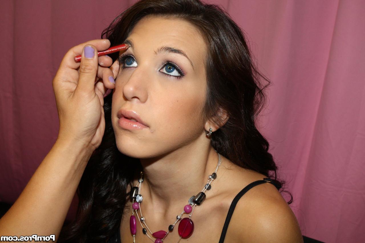 13P Beautiful American model Krystal Benz putting makeup on her pretty face