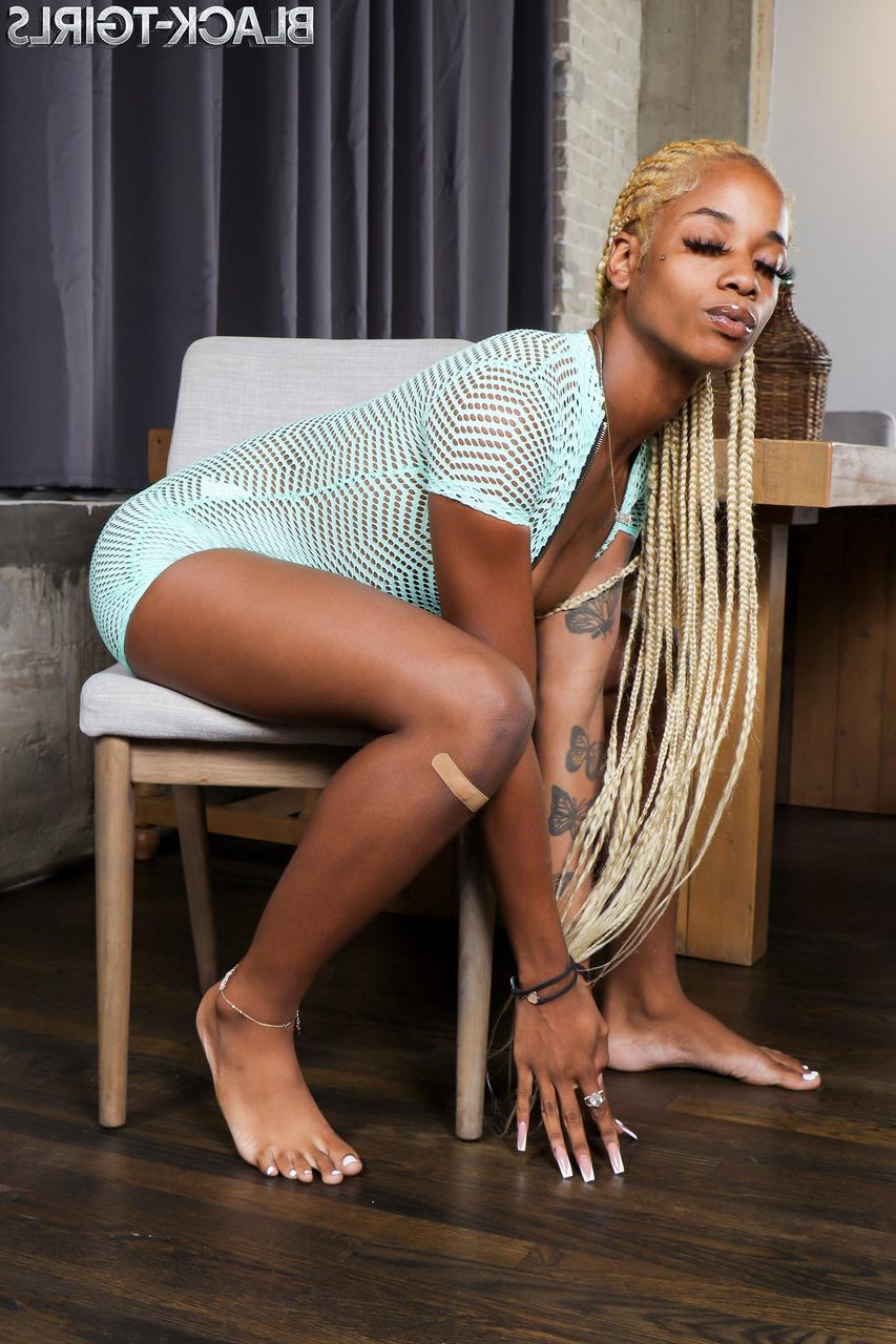 16P Ebony shemale with dreads Slimm Juicy unveils her big booty and BBC