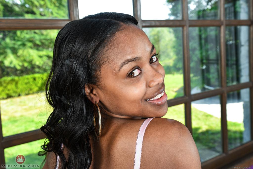 16P La pequeña amateur negra amilian kush muestra su coño calvo desnuda