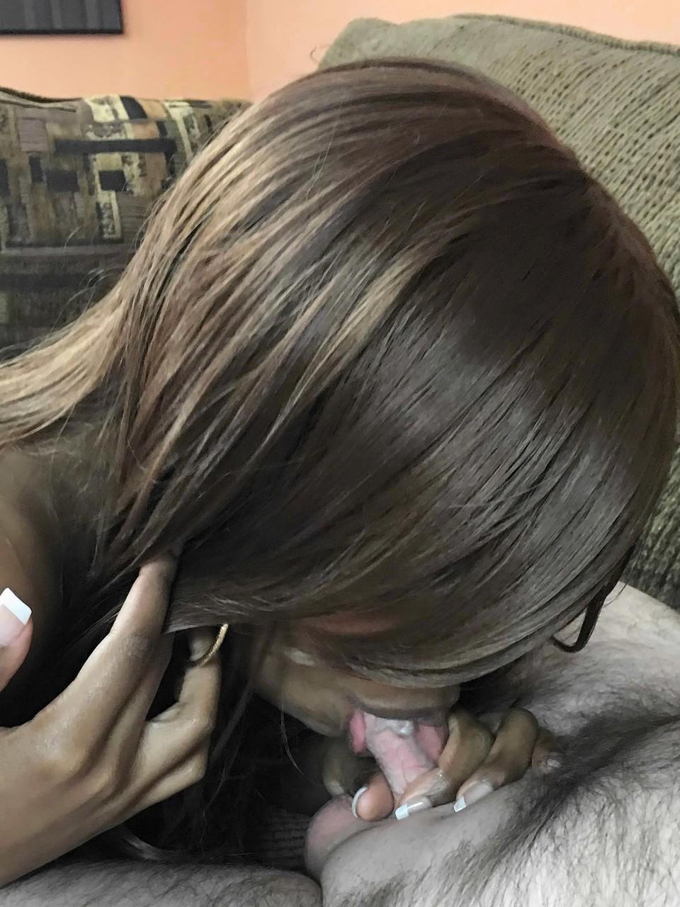 20P La nena de ébano solah laflare se arrodilla y sopla una polla dura con un vestido blanco
