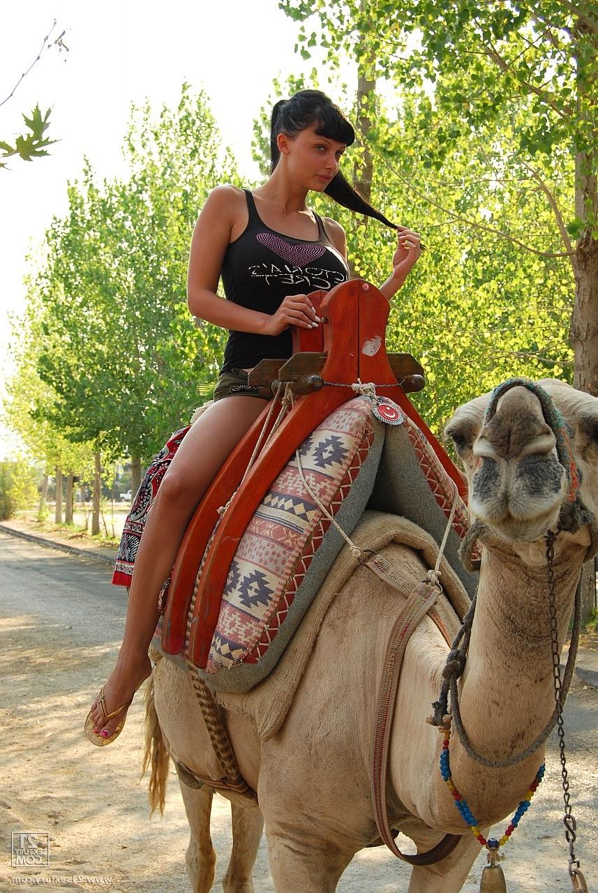 18P Aletta Ocean, fumeuse de narguilé, révèle ses énormes seins en plein air en vacances