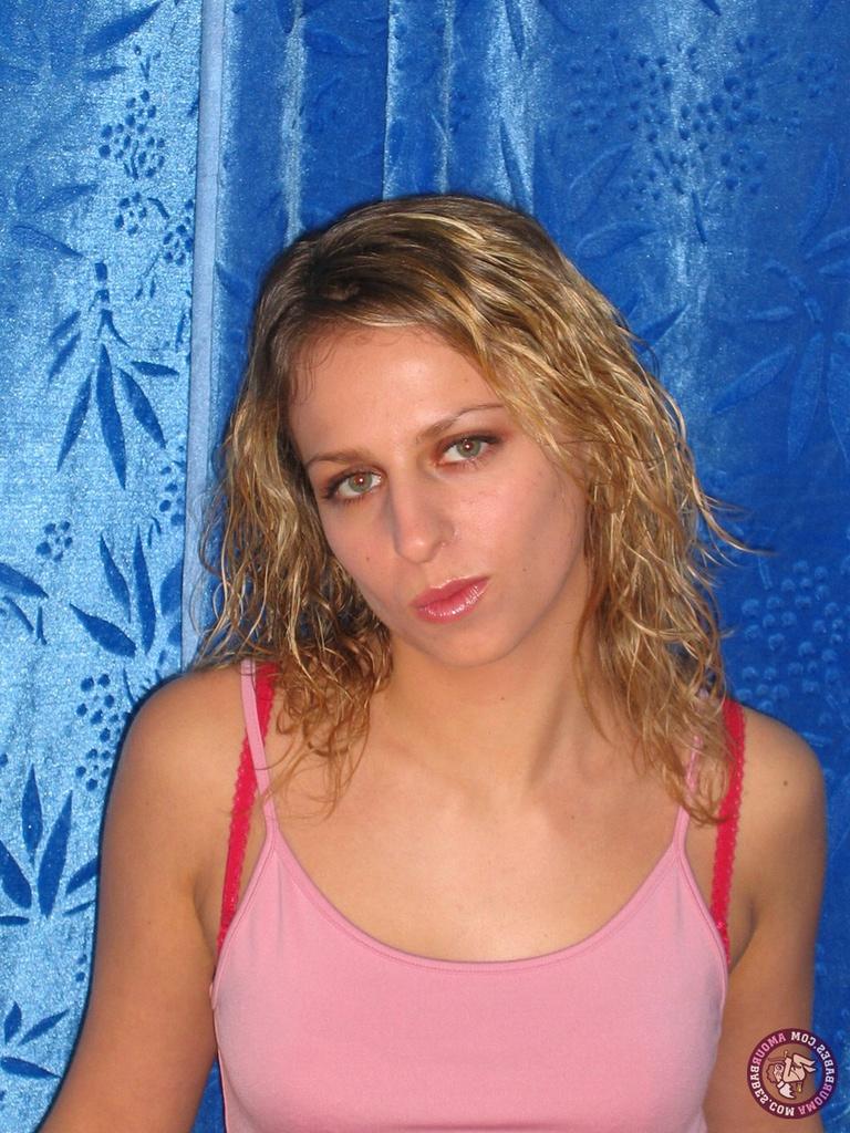 16P Menina amadora com cabelo loiro ondulado Annette leva um grande vibrador preto para sua vulva