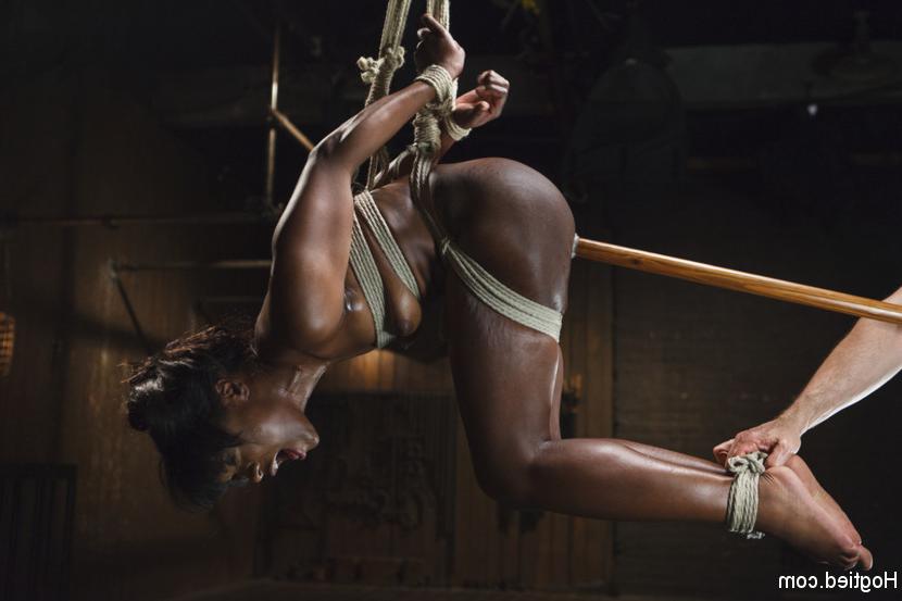 15P Das schwarze Mädchen Ana Foxxx wird während der Suspension-Bondage-Aktion in ihre Muschi penetriert