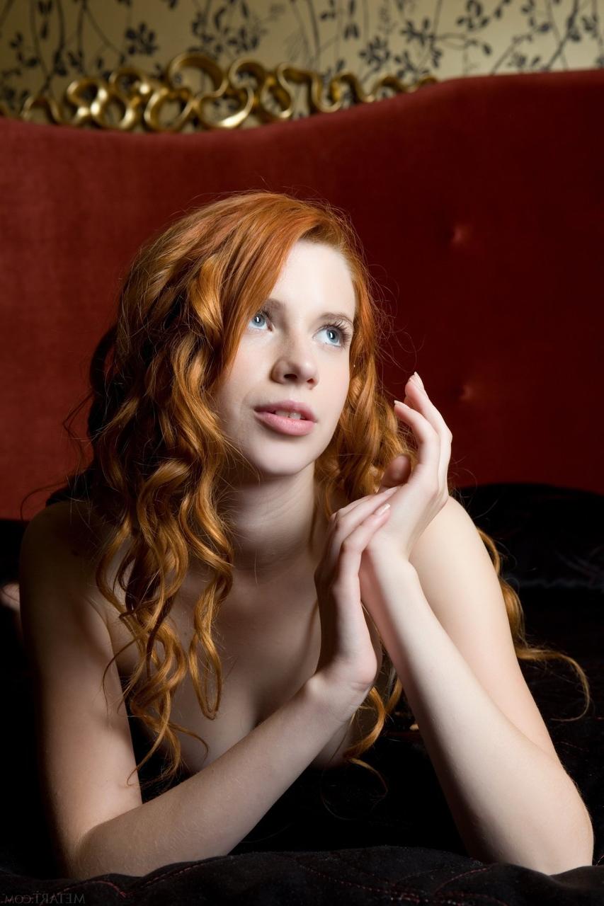 20P A modelo ruiva sexy Gillian A posa nua e com seu espartilho glamoroso