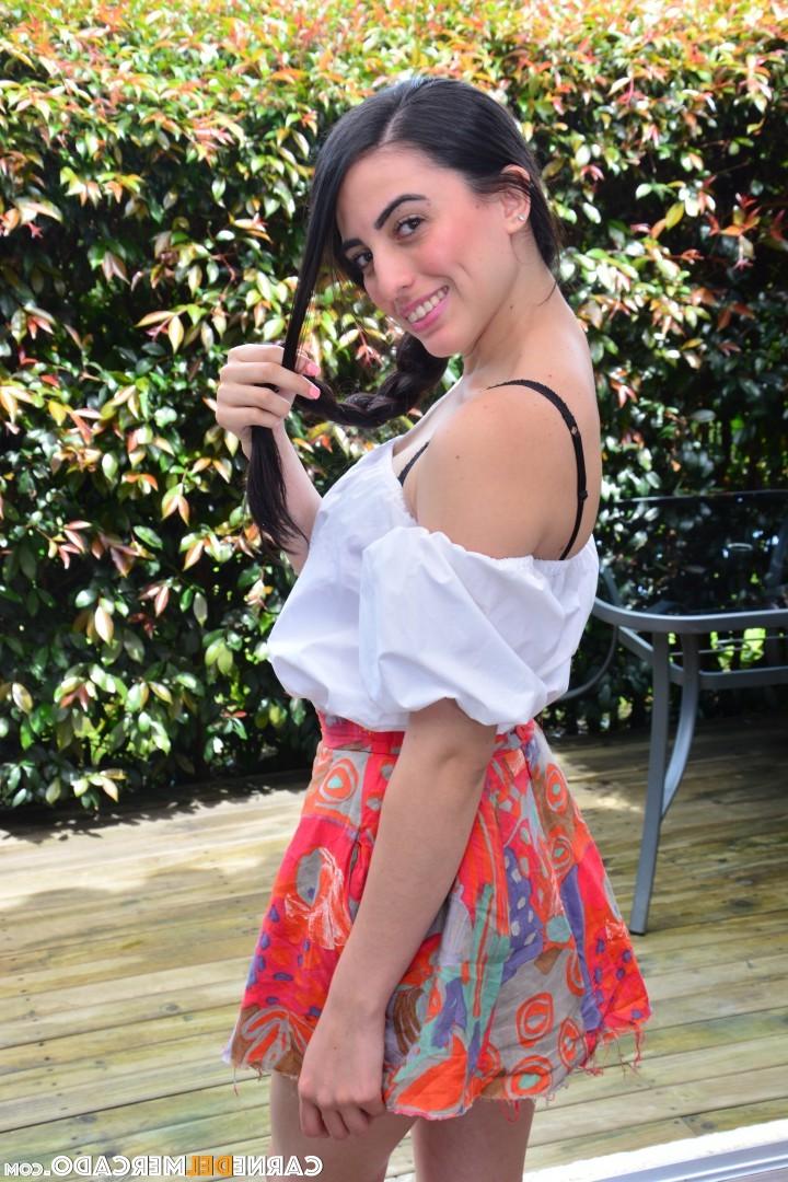 17P Vendedora gostosa do mercado colombiano mostra sua buceta raspada em lingerie sexy