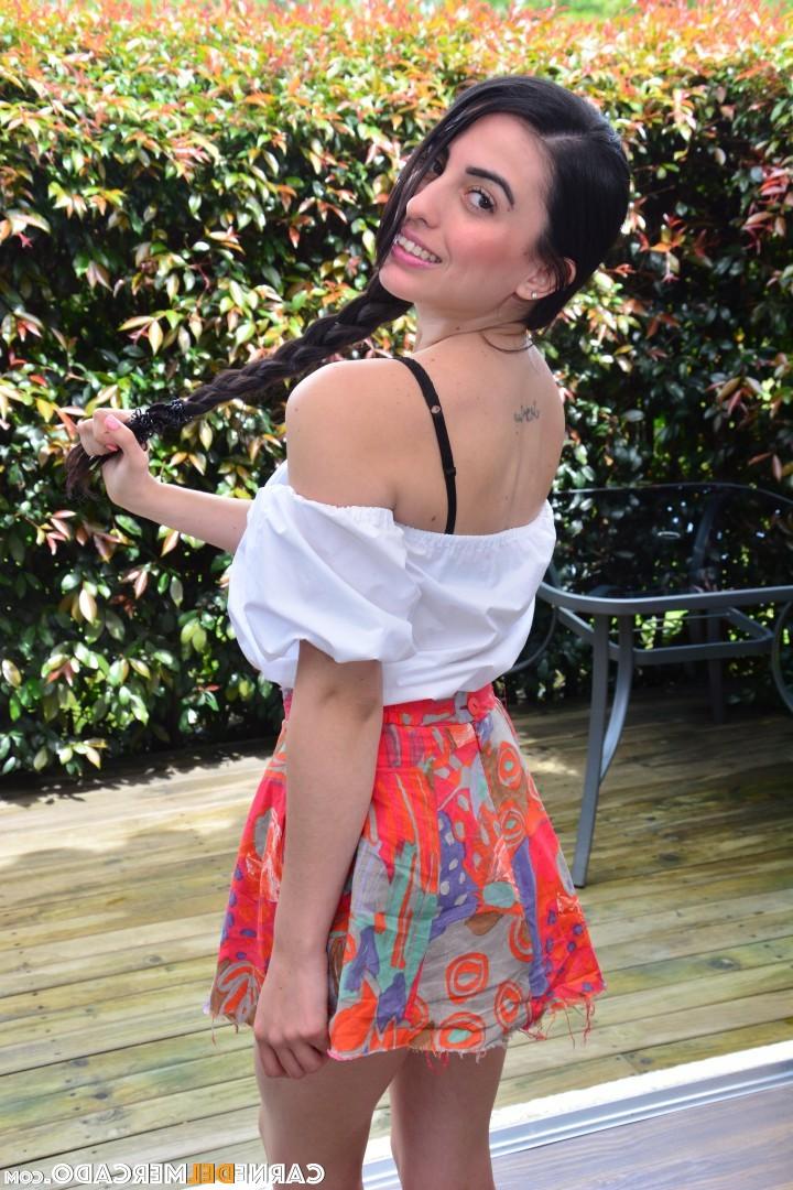 17P Vendedora gostosa do mercado colombiano mostra sua buceta raspada em lingerie sexy