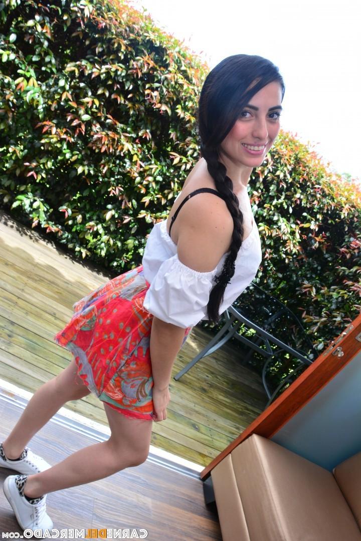 17P Vendedora gostosa do mercado colombiano mostra sua buceta raspada em lingerie sexy