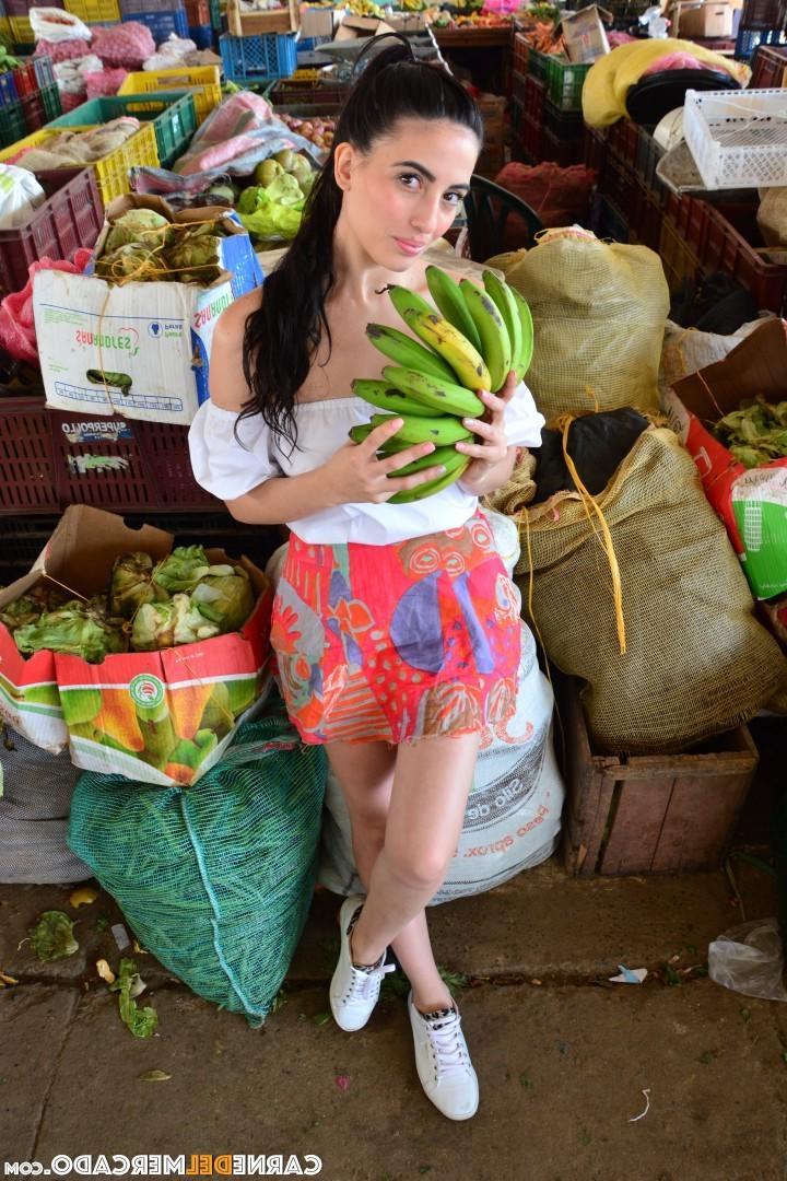 17P Vendedora gostosa do mercado colombiano mostra sua buceta raspada em lingerie sexy