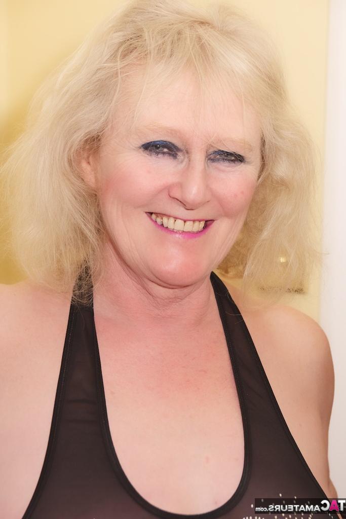 20P A velha amadora Claire Knight dedilha sua buceta em lingerie, meias e meias