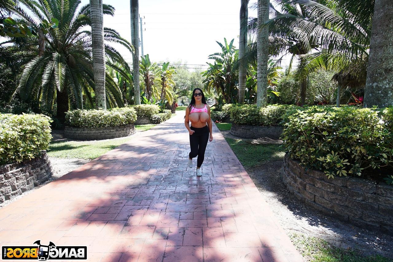 20P La MILF Sybil Stallone lave ses gros seins et son cul avant de profiter d'une baise en plein air.