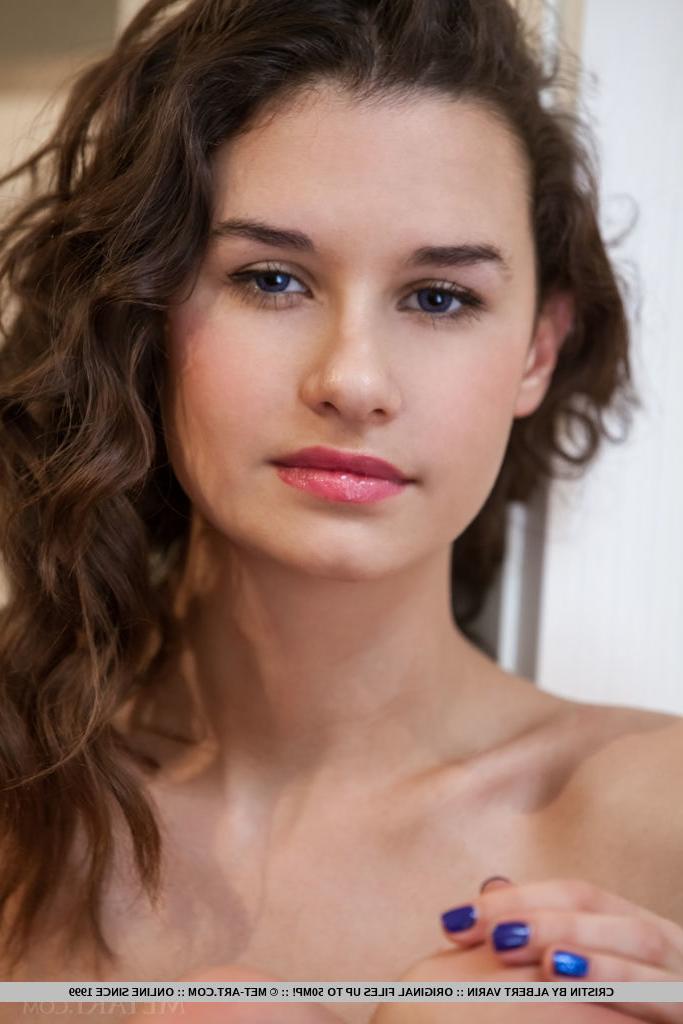 18P Cristin, une jeune maigre, enlève sa lingerie noire pour se mettre nue sur de la moquette.