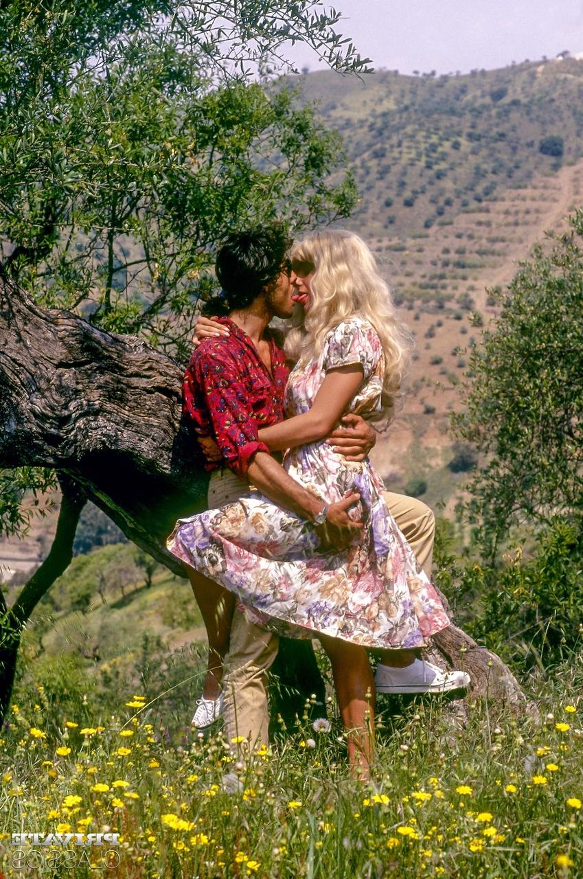 12P Loira de cabelo grande libera peitos grandes e pontudos para bater na floresta em um cenário pornô vintage