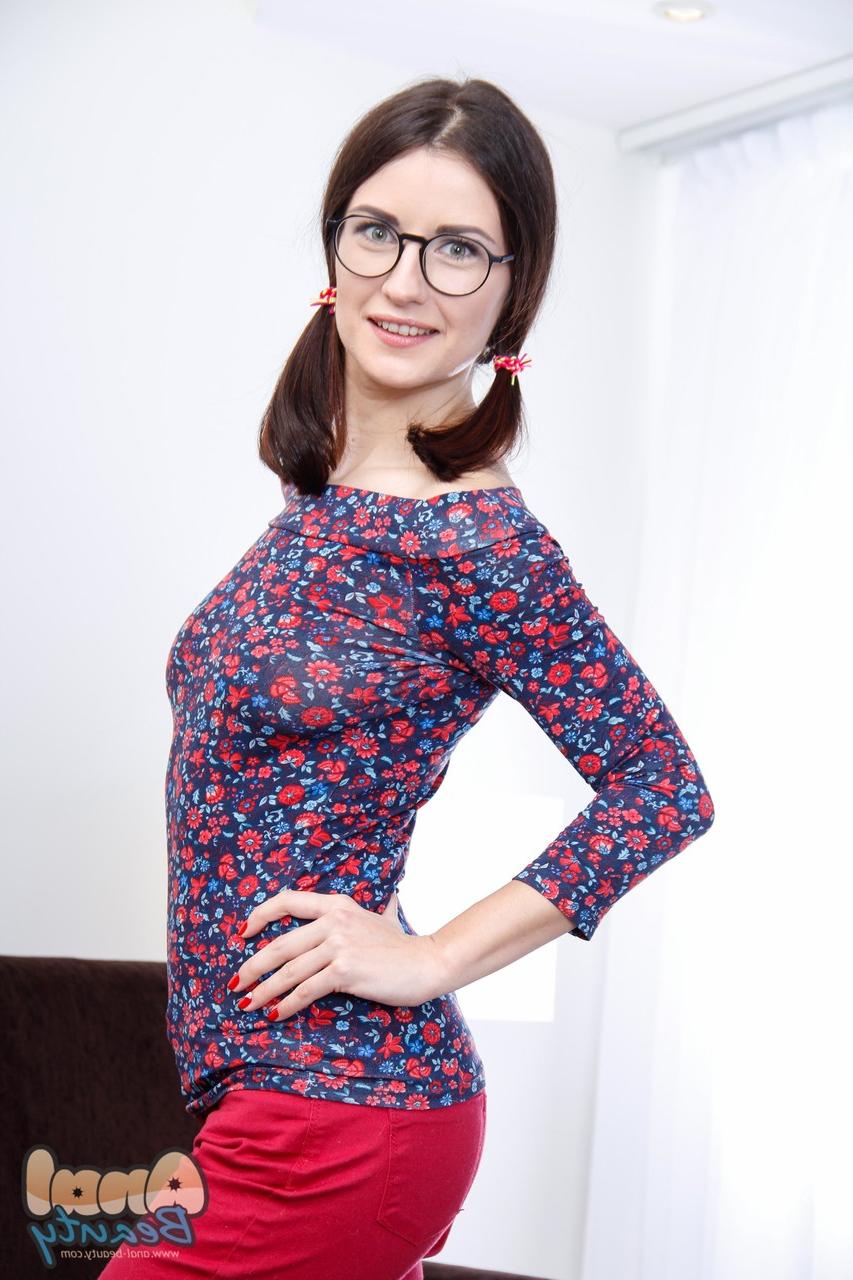 20P La joven nerd Ambika Gold recibe una enorme polla en su ano en una cama