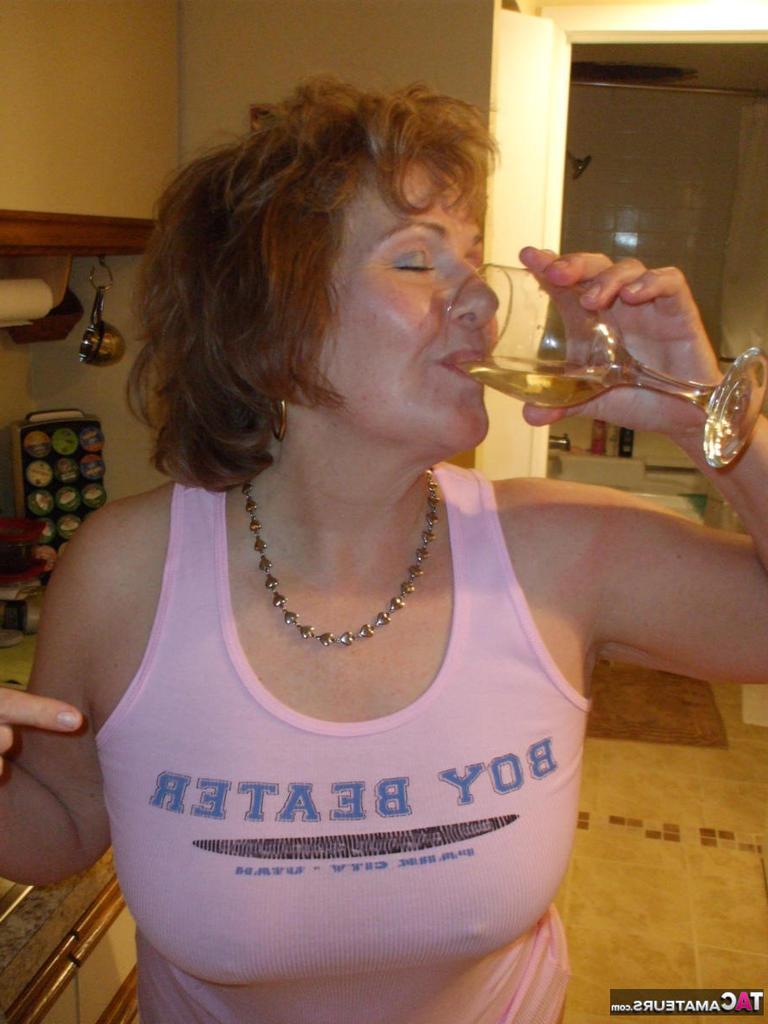 20P A senhora peituda mais velha Busty Bliss dá prazer a um pequeno galo durante a ação POV
