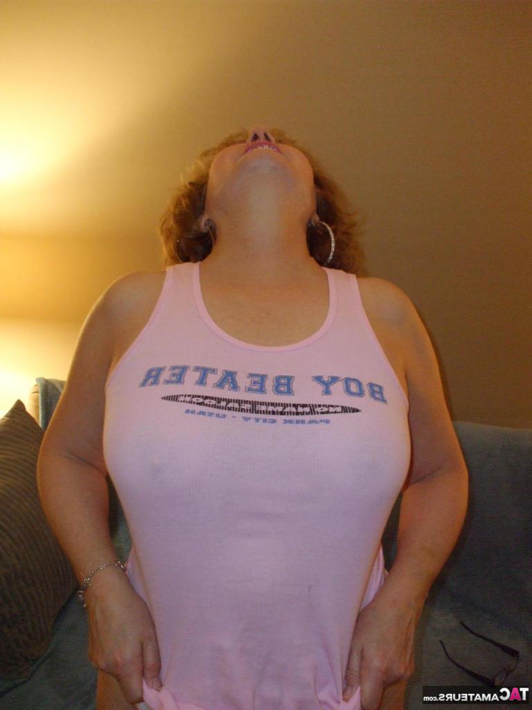 20P A senhora peituda mais velha Busty Bliss dá prazer a um pequeno galo durante a ação POV