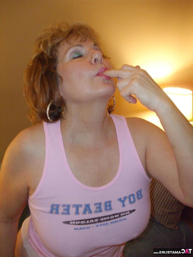 20P A senhora peituda mais velha Busty Bliss dá prazer a um pequeno galo durante a ação POV