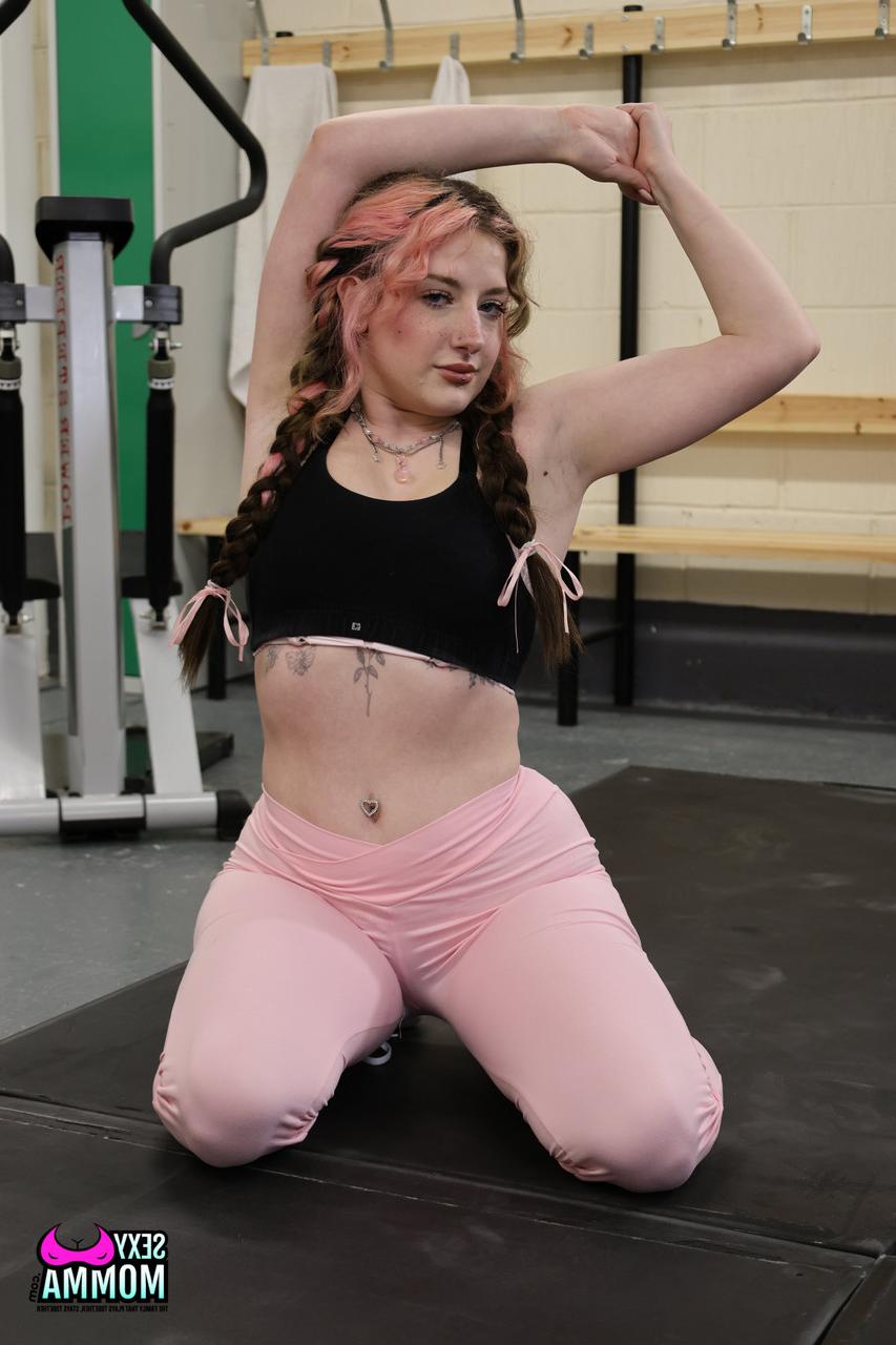 20P Las traviesas lesbianas Summer Fox y Girasol Doll se lamen el coño en un gimnasio