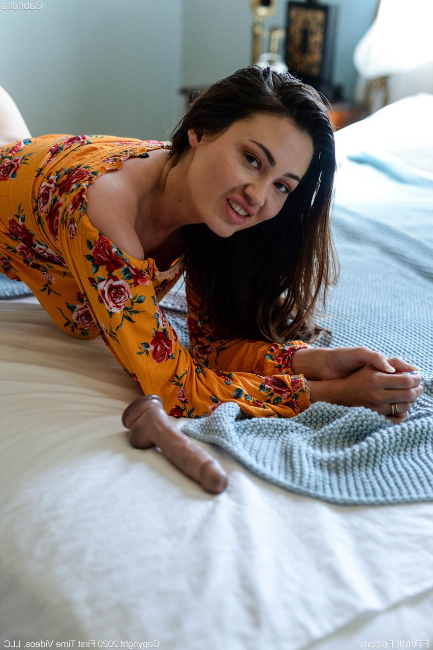 20P Linda amadora MILF com peitos grandes Gabriella se masturba com um brinquedo