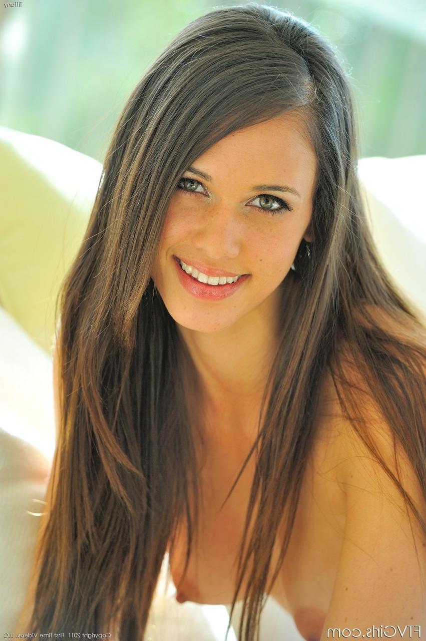 20P A atraente gata americana Tiffany brinca com sua buceta raspada com um vegetariano