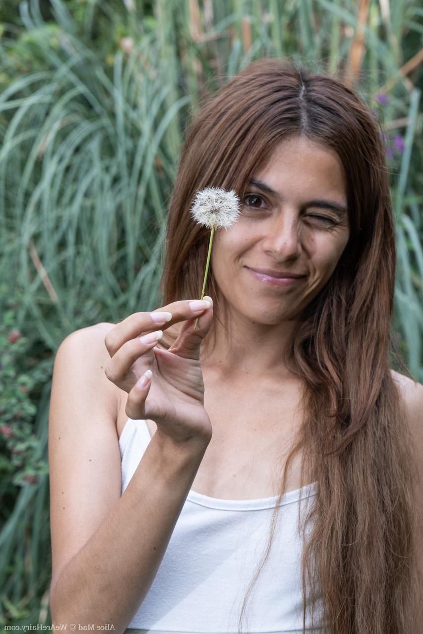 20P A amadora safada Alice Mad fica nua e espalha sua buceta peluda ao ar livre