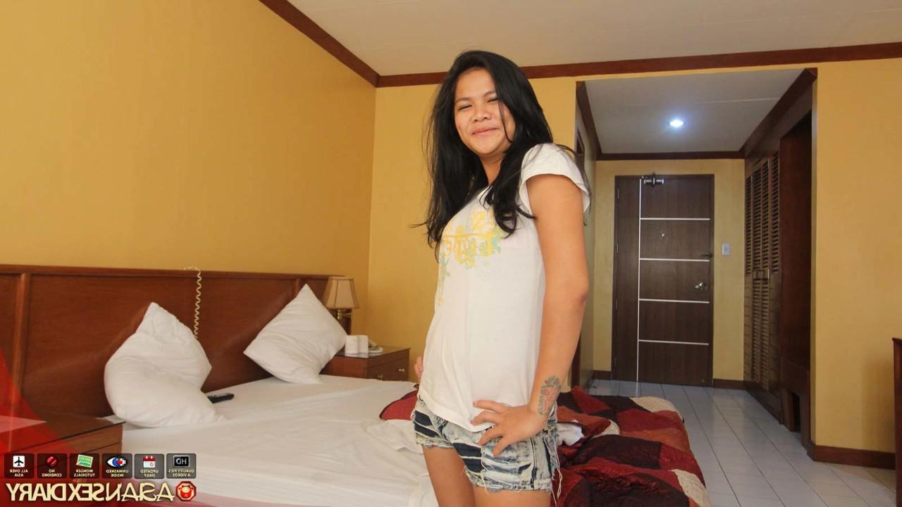 15P Cassandra, petite fille philippine, arbore un creampie après un rapport sexuel avec un étranger.