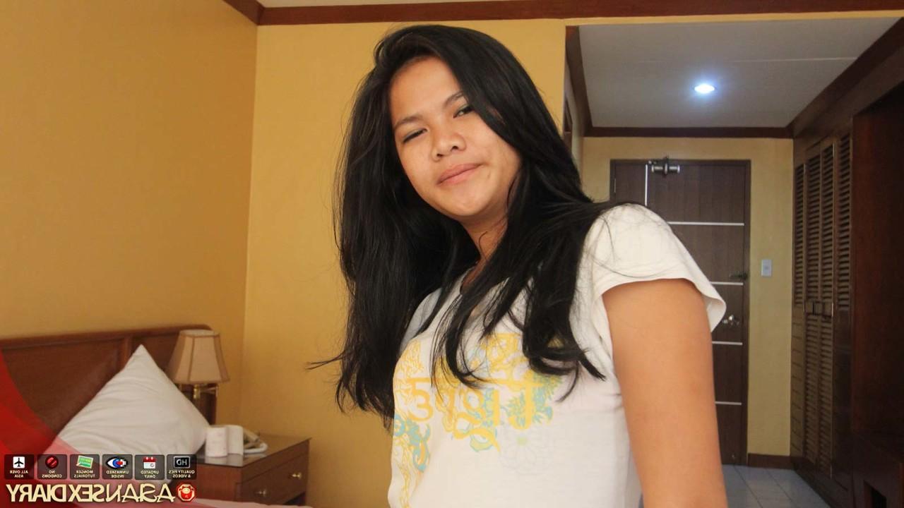 15P Cassandra, petite fille philippine, arbore un creampie après un rapport sexuel avec un étranger.
