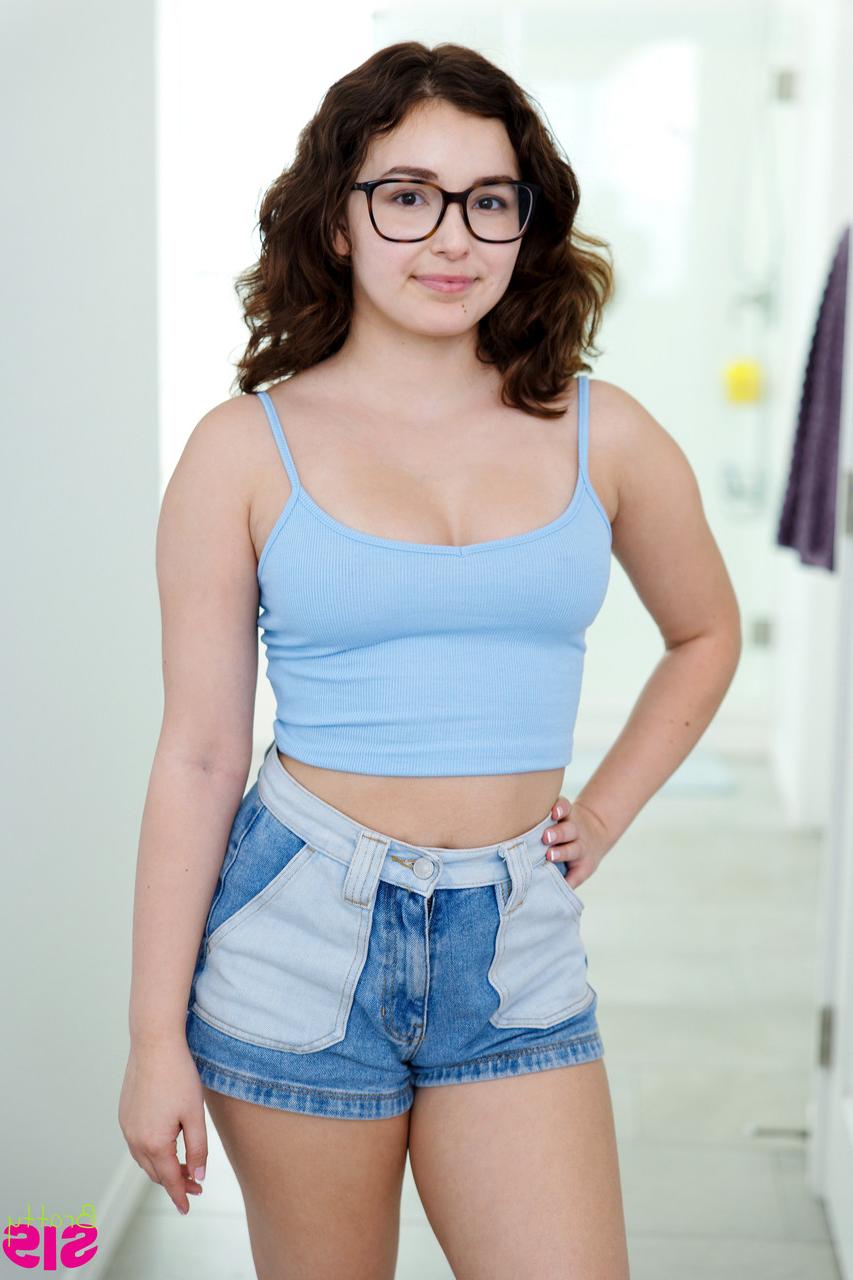 20P Die bezaubernde, nerdige Teenagerin Leana Lovings entblößt ihre Titten und reitet einen Schwanz im POV