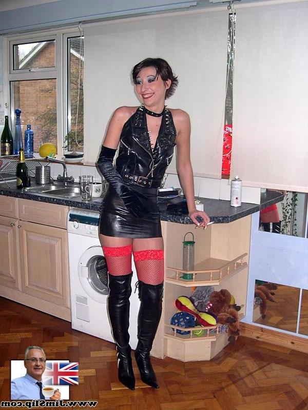 20P Die kurzhaarige Amateurin Roxanne Cox reitet einen fetten Ständer in sexy Netzstrümpfen