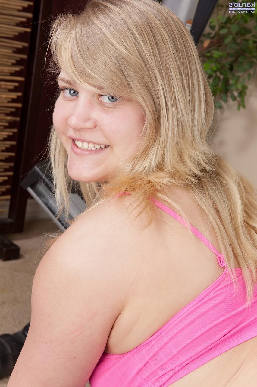 20P La joven en forma Roxy Lovette muestra sus tetas y abre su coño después de hacer ejercicio