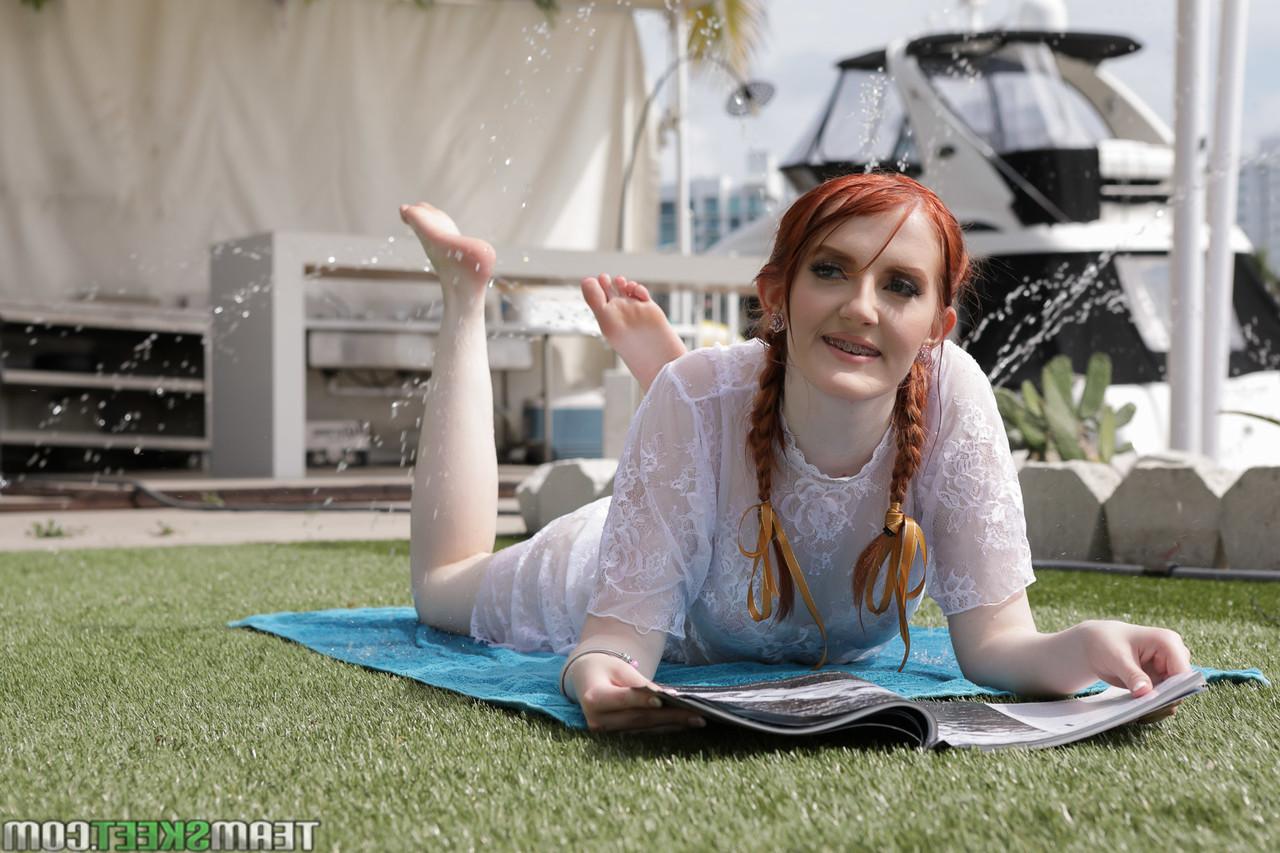 20P A adolescente ruiva Krystal Orchid com rabo de cavalo em um vestido branco molhado perfurado pelo vizinho