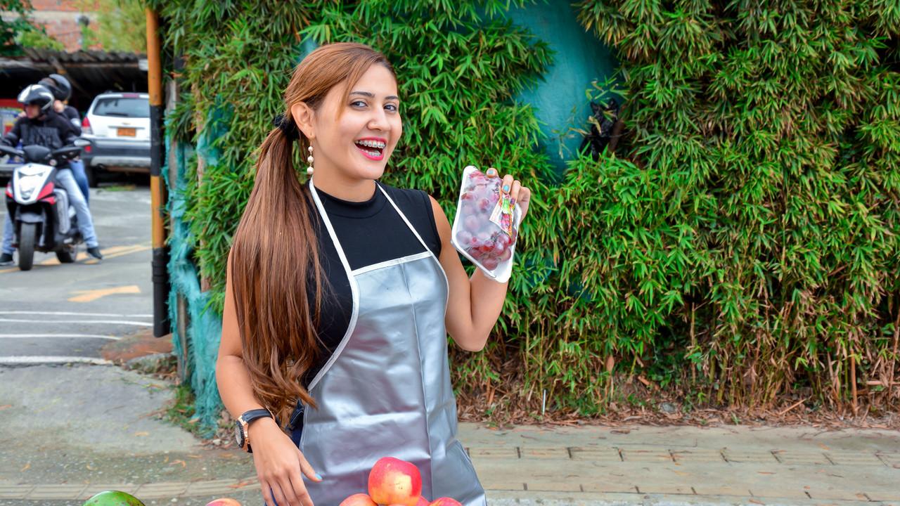 9P Die tätowierte Latina-Neuling Melissa Lujan wird auf dem Obstmarkt abgeholt und gefickt