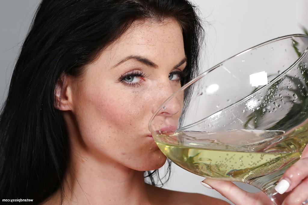 16P Versautes europäisches Solomädchen trinkt ihre eigene Pisse, nachdem sie ins Glas gepisst hat