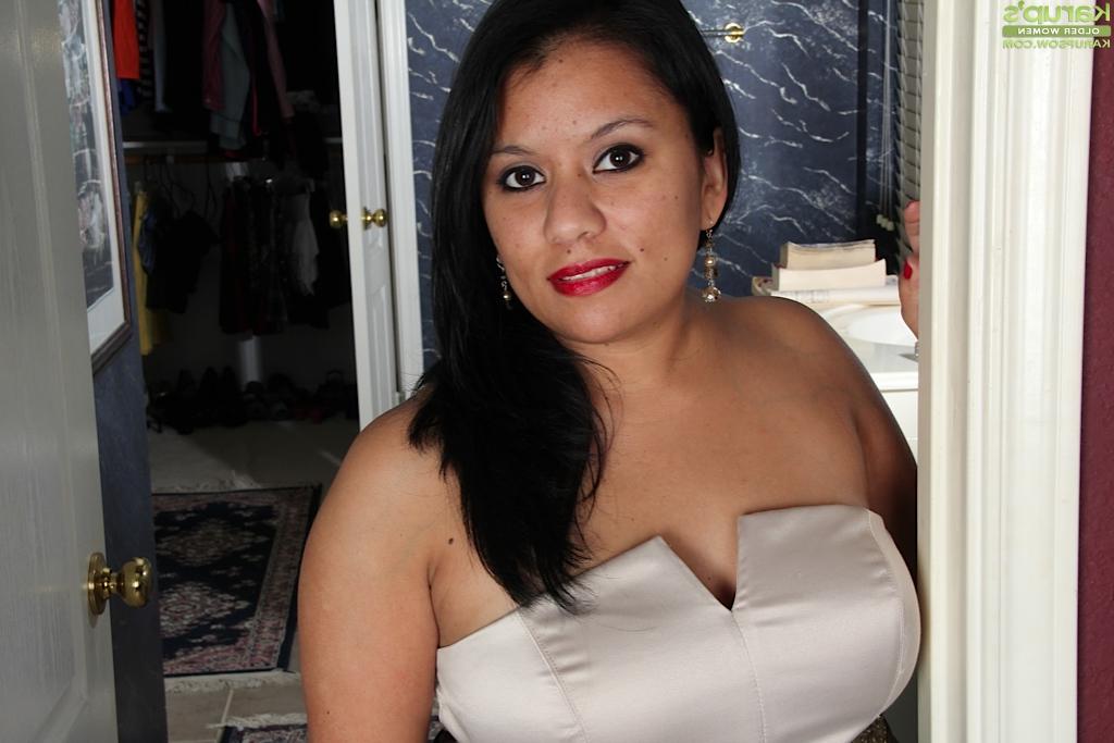 16P La fabuleuse MILF latina Lucey Perez montre son corps gras.