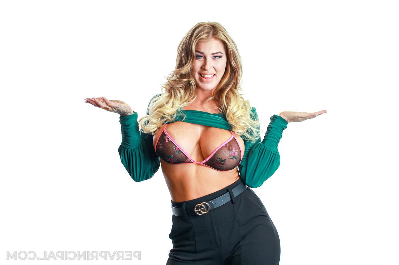 20P Impressionante MILF Lolly Dames descobre seus peitos grandes e firmes e é fodida no escritório