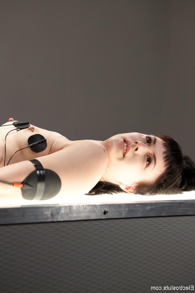 20P エレクトロスラットのキャサリン・ケインはショックを受け、BDSM 3p でレズダムにおもちゃにされる
