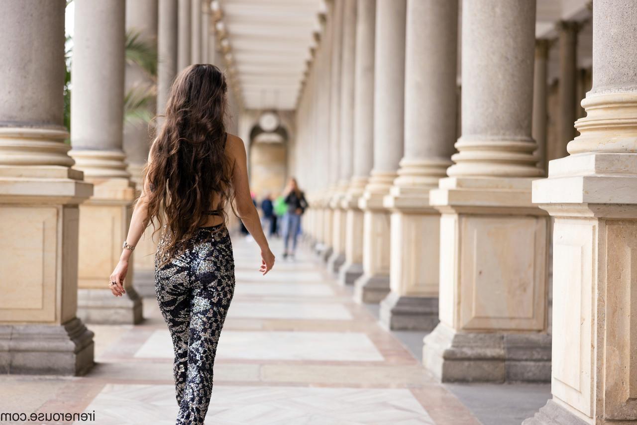 10P Irene Rouse, latina mince et flexible, s'étire dans un pantalon moulant sexy en public.