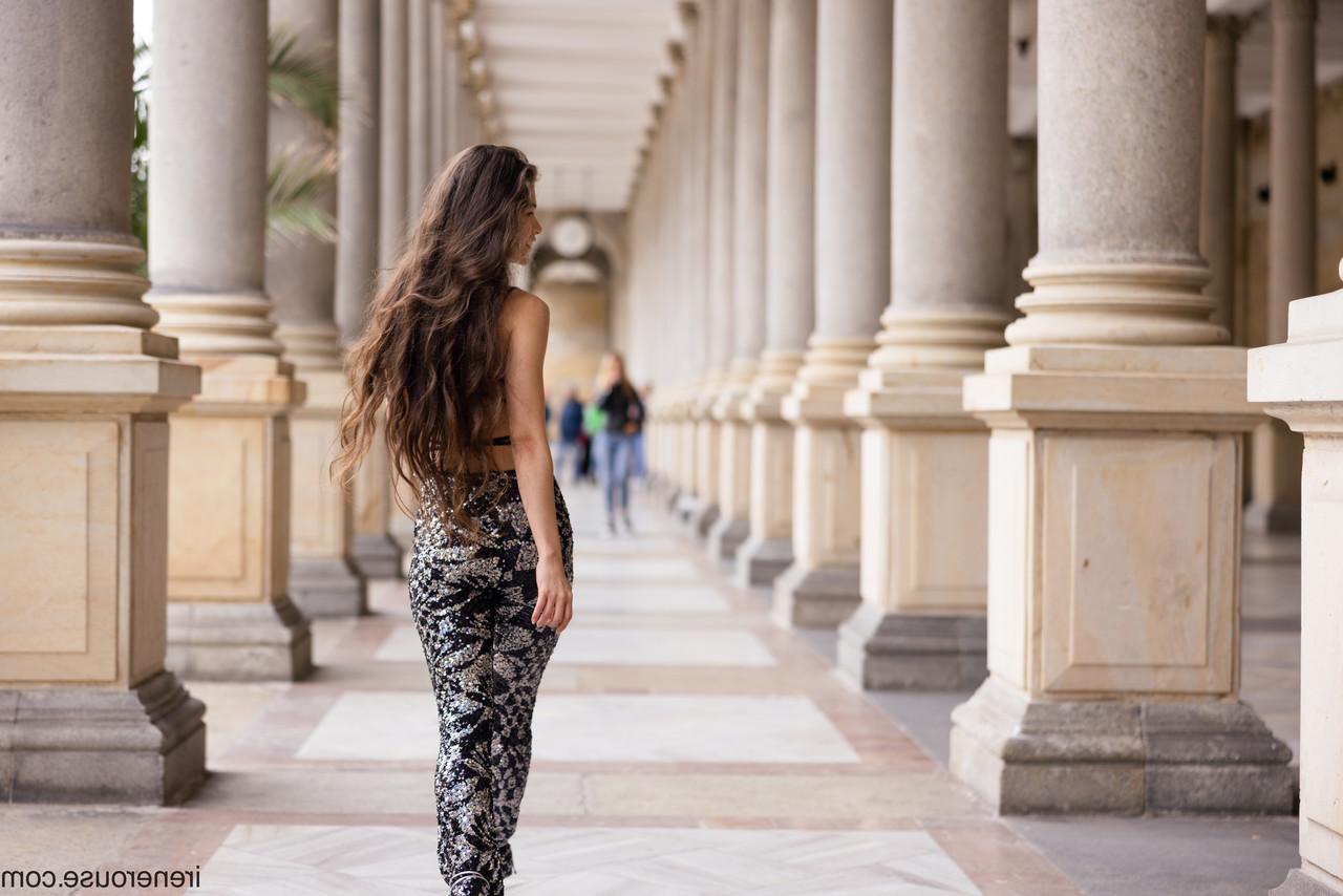 10P Irene Rouse, latina mince et flexible, s'étire dans un pantalon moulant sexy en public.