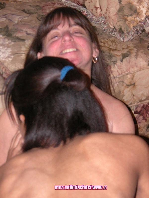 20P Lucky et Vixen, filles amateurs enjouées, se lancent dans une action de bouffe de chatte lesbienne IR.