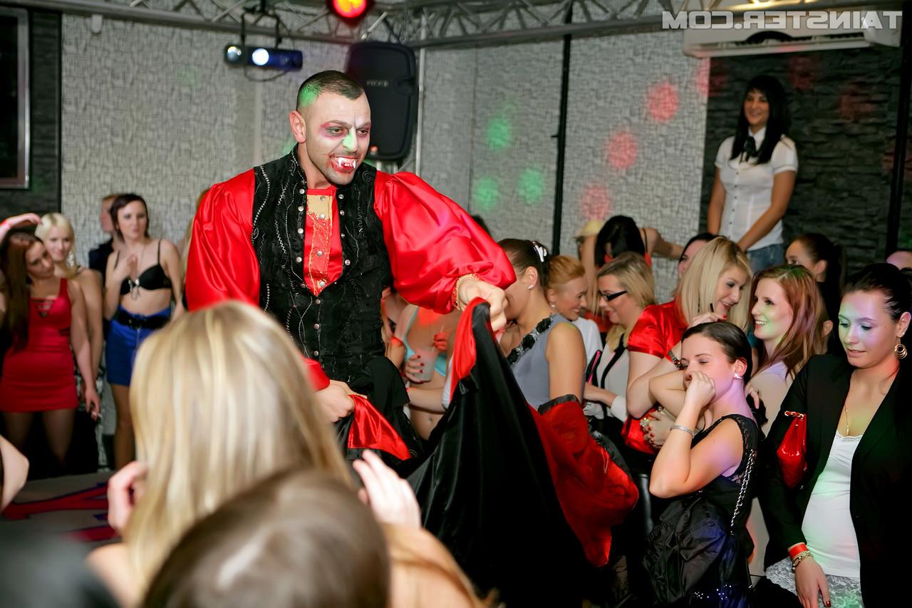 15P Fêmeas em festa chupam e fodem strippers masculinos na pista de dança