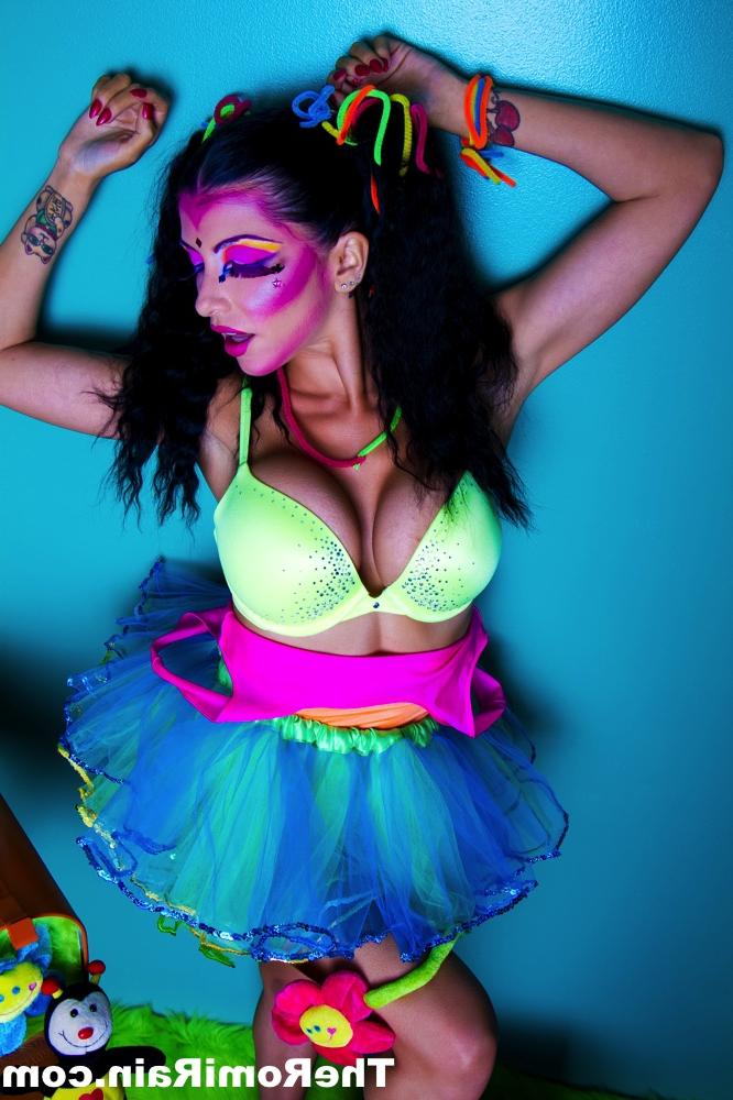 15P La sexy MILF Romi Rain muestra sus grandes tetas y su coño en traje de cosplay