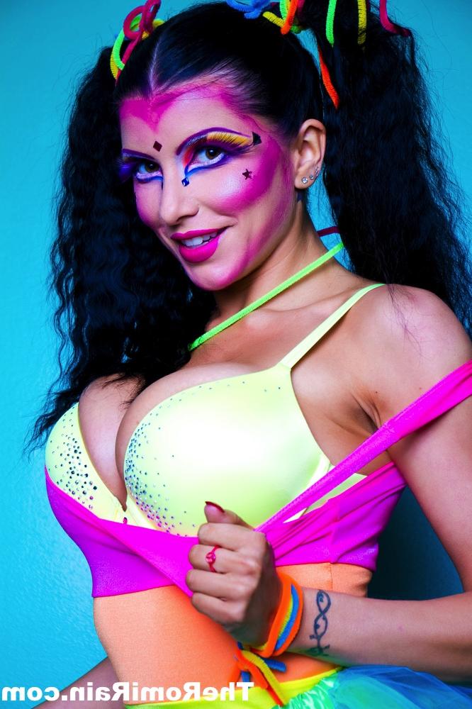 15P La sexy MILF Romi Rain muestra sus grandes tetas y su coño en traje de cosplay