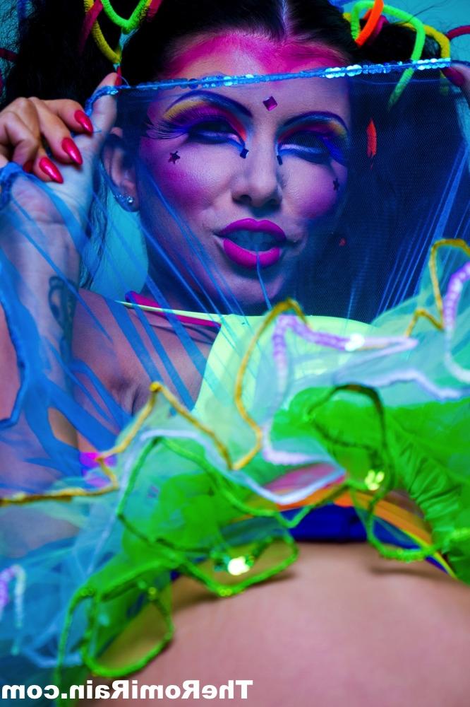 15P La sexy MILF Romi Rain muestra sus grandes tetas y su coño en traje de cosplay