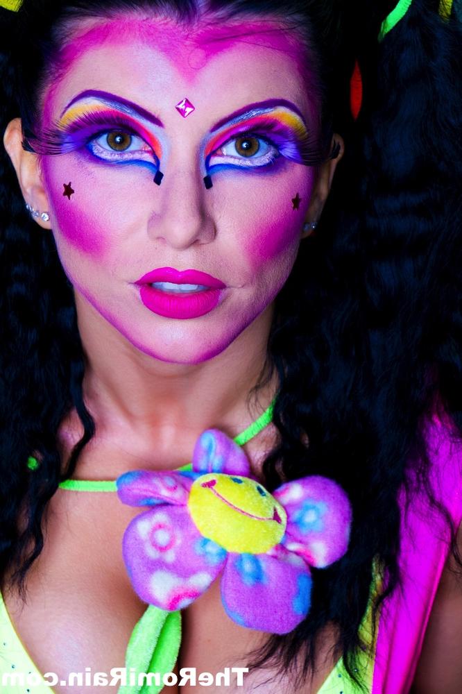 15P La sexy MILF Romi Rain muestra sus grandes tetas y su coño en traje de cosplay