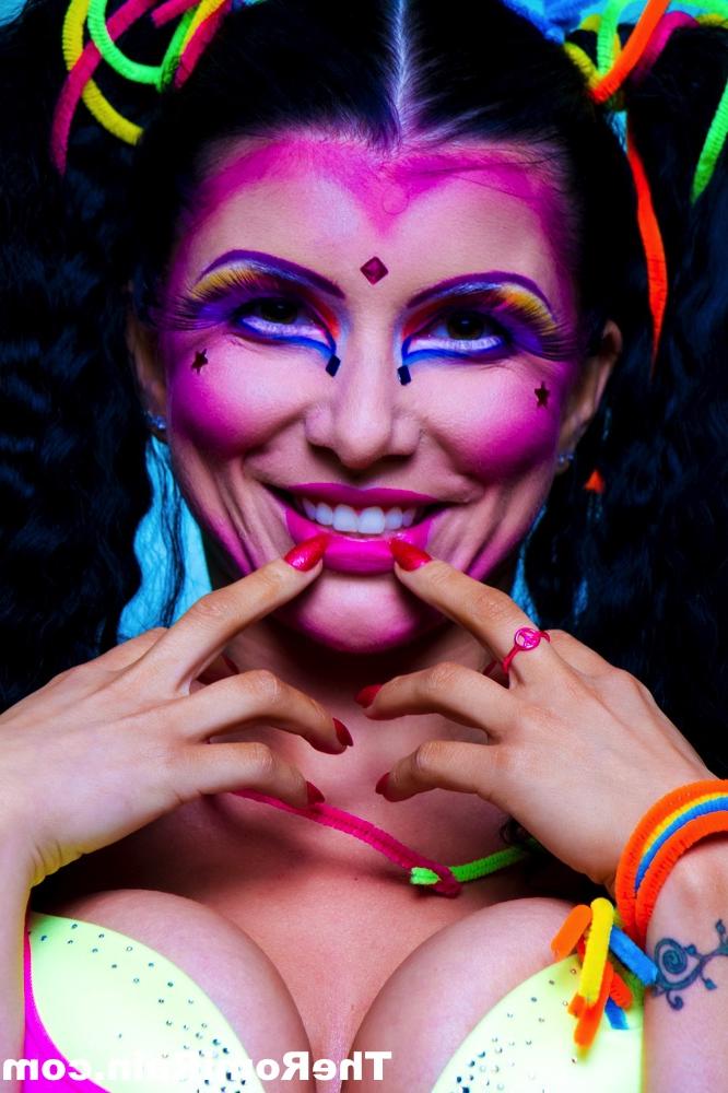 15P La sexy MILF Romi Rain muestra sus grandes tetas y su coño en traje de cosplay